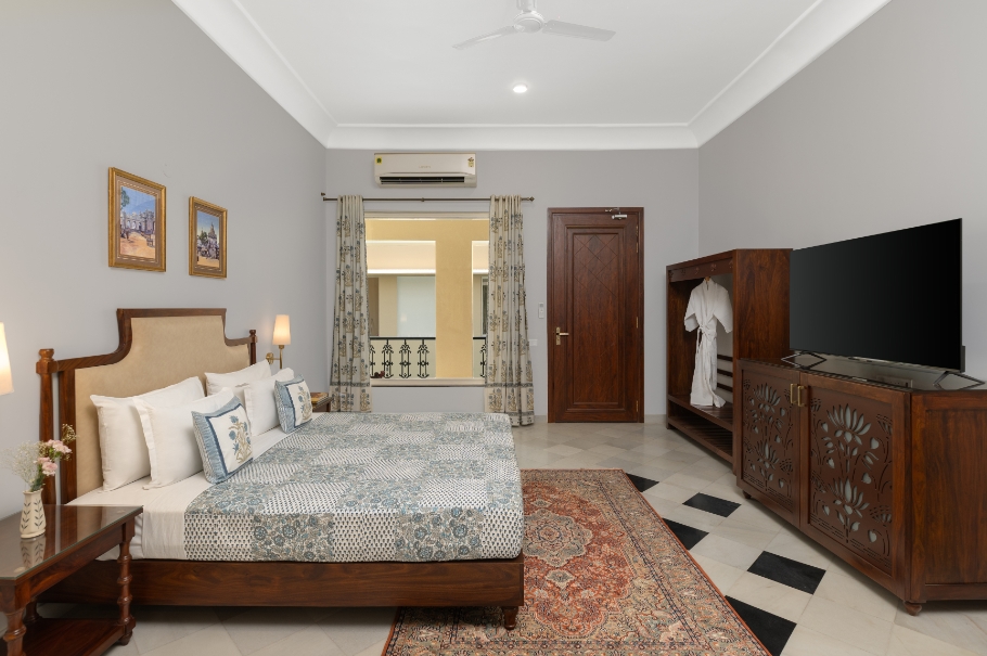 Deluxe Pool View Room